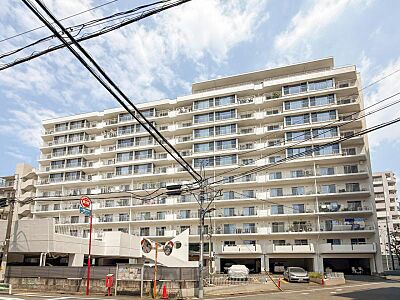 外観：落ち着いた色合いで、周囲の街並みに馴染む外観です。