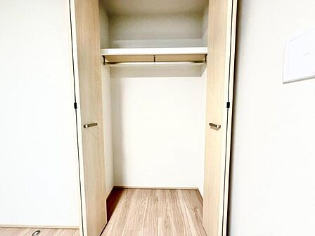 収納スペースを確保しております。季節のお洋服など保管が可能です。