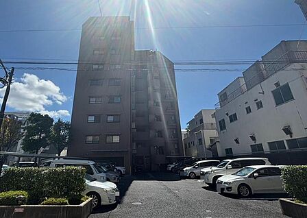 小さなお子様も安心・安全の乗り降りができますし、水栓も備え付けられていますので敷地内で洗車ができるのも嬉しいですね。