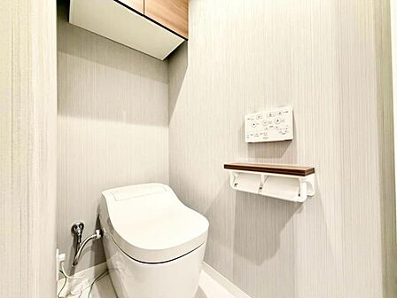 白を基調としたウォシュレットトイレは清潔感あるプライベート空間を演出します。
