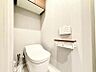 トイレ：白を基調としたウォシュレットトイレは清潔感あるプライベート空間を演出します。