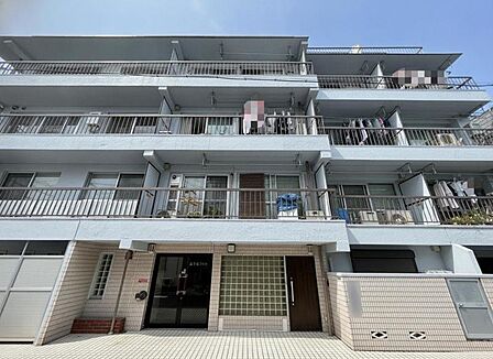 管理が行き届いた清潔感のあるエントランス。防犯カメラも完備されておりマンションならではの防犯性の高さも住宅選びの大切な要素ですね。