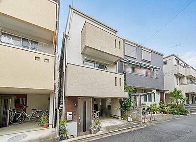 外観:落ち着いた色合いで、周囲の街並みに馴染む外観です。土地を効率よく活用することで、実際に暮らす建物の面積が広くとれます。2階のリビングを中心に、家族のパブリックスペースとプライベートスペースを使い分けで 外観:落ち着いた色合いで、周囲の街並みに馴染む外観です。土地を効率よく活用することで、実際に暮らす建物の面積が広くとれます。2階のリビングを中心に、家族のパブリックスペースとプライベートスペースを使い分けで