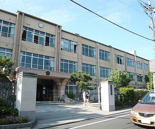 画像28:桃山中学校まで1900m 活気のある中学校です。
