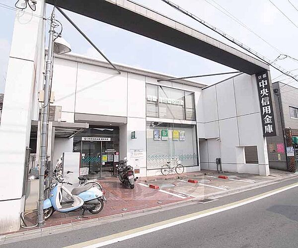 画像27:京都中央信用金庫 墨染支店まで379m 京阪墨染駅からすぐの立地。コインパーキングがございます。