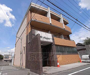 外観:オレンジの外観が可愛らしい物件です。 外観:オレンジの外観が可愛らしい物件です。