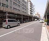 北野商店街まで1100m 昔ながらの北野商店街。スーパーや100均などもありますよ。