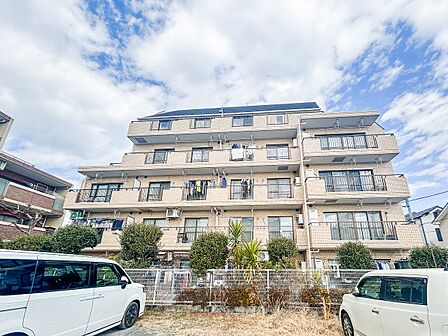 外観はシンプルながらも洗練されたデザインで、周囲の街並みにも調和しています。品のある佇まいが、暮らしに安心感と誇りをもたらしてくれます。