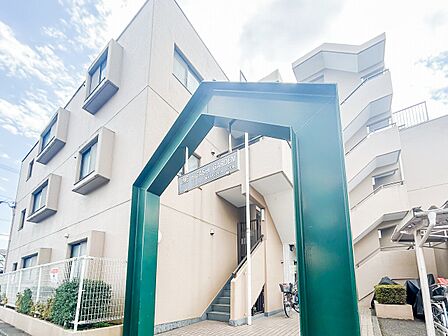 ワンフロアで完結する生活動線が魅力のマンション。階段の上り下りがないフラットな設計で、日々の家事や移動がスムーズです。管理体制がしっかりしているため、共用部分も美しく保たれており、快適に暮らせます。