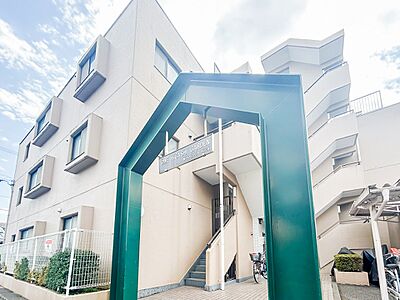 外観：ワンフロアで完結する生活動線が魅力のマンション。階段の上り下りがないフラットな設計で、日々の家事や移動がスムーズです。管理体制がしっかりしているため、共用部分も美しく保たれており、快適に暮らせます。