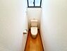 トイレ：トイレはウォシュレット機能付きの最新タイプ。ご家族だけでなく来客やご友人も使うので、いつも清潔を保てるように配慮しなければならない場所。見た目から清潔感あるホワイトを基調にデザインされました。