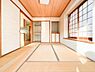 寝室：リビングに隣接した和室は、家族のくつろぎやゲストのおもてなしスペースとしても活用できる便利な空間。引き戸を開ければリビングと一体化し、閉めればプライベートな空間として使える柔軟性が魅力です。