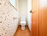 トイレ：コンディション良好なトイレは、シンプルで清潔感あふれるデザイン。手入れが行き届いており、中古物件とは思えない快適さが魅力です。毎日が気持ちよく過ごせる空間です。
