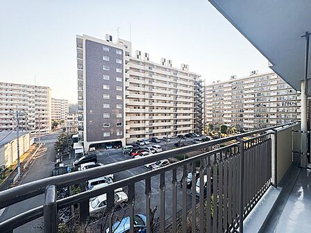 遮るものがないため、日当たり、風通りの良い開放的なバルコニーとなっています。お洗濯ものもすぐに乾きそうです。