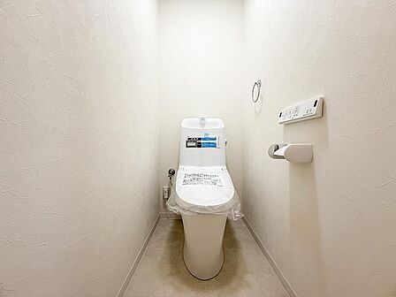 ウォシュレット付きトイレも新規交換済み。白を基調とした清潔感のある空間に仕上がっています。