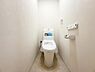 トイレ：ウォシュレット付きトイレも新規交換済み。白を基調とした清潔感のある空間に仕上がっています。