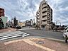 その他：開放的な角地に立地。視界を遮る建物が少なく、陽当たりや通風も期待できる開放感あるロケーション。
