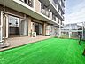 その他：広々としたテラスと人工芝の専用庭は、まるでプライベートパーク。陽光の下で子どもたちが元気に遊び、家族の会話が弾む、特別な時間を育む場所です。