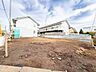 外観：多摩川の土手にほど近い、緑豊かな住環境。空を広く感じるこの地に、小屋裏収納付の住まいが誕生します。週末はお子様やペットとお散歩を楽しめる、自然の潤いと利便性が調和した開放的なロケーションです。