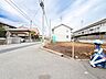 外観：閑静な住宅街に佇む、整えられた綺麗な敷地。空が広く、四季の移ろいを感じながら穏やかに暮らせる住環境が整っています。利便性と安らぎを両立したこの場所で、家族の夢を詰め込んだこだわりの住まいを。