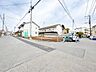 周辺：見通しの良い平坦な道路に面した整形地。車の出し入れもスムーズで、歩行者にも優しい安全な住環境です。対面キッチンや独立した3居室など、間取りの魅力が際立つこの場所で、家族の新しい物語を綴りませんか。
