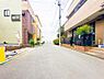 外観：前面道路は北側約5mの広さ。車通りが少なく、車庫入れがスムーズに行えます。2026/4/25撮影