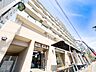 外観：明るいベージュ系の外壁が、街並みに華やかさを添える美しいフォルム。1階部分には店舗や事務所が入り、活気と安心感を与えてくれます。頑強な造りと清潔感あふれるデザインが、住まう人の誇りを満たします。