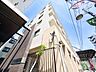 外観：直線的な美しさと、柔らかな色使いの外壁が調和したモダンな意匠。1階部分には重厚な柱を配し、建物全体の安定感を高めています。利便性の高い道路に面しながらも、落ち着いた住品位を保つ洗練された住まいです。