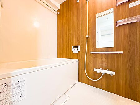 バスルームは、1日の疲れを取り、心身を癒すことができる場所。住まいの中のリラクゼーション空間です。浴室乾燥機も完備されております。2026/9/3撮影