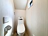 トイレ：1階の階段下を有効活用したウォシュレット付きトイレは交換済。小窓から優しい光が差し込む事で清潔感のある空間を演出します。