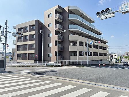 洗練された外観が目を引くこの物件は、広々とした道路に面し、開放感あふれる立地です。信号のある交差点が近く、お子様との安全な外出をサポートします。