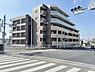 外観：洗練された外観が目を引くこの物件は、広々とした道路に面し、開放感あふれる立地です。信号のある交差点が近く、お子様との安全な外出をサポートします。