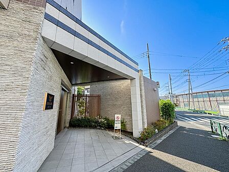 綺麗にお手入れがされているエントランスです。管理会社もしっかりしており、安心してお住まいいただけます。