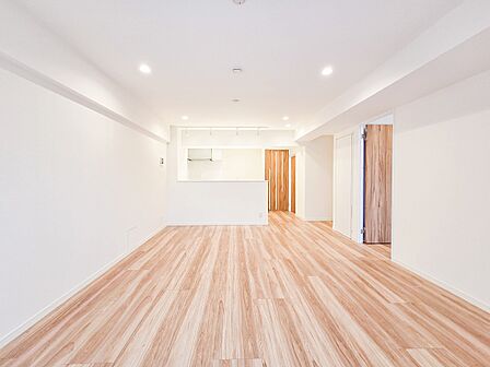 家族が自然と集まる広々としたリビング。大きな窓から陽の光が降り注ぎ、開放感と温もりが広がる空間です。ゆったりとくつろげる場所で、穏やかで心地よい時間を家族みんなで楽しめます。