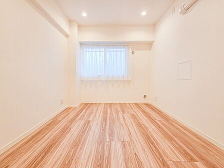 広々とした居室は、たっぷりと日差しが差し込み、ゆったりとしたくつろぎのひとときを楽しめる空間です。清潔感と快適さが保たれており、穏やかで心地よい毎日を支えてくれます。