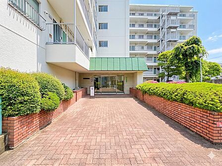 エントランスには、豊かな緑が配置され、訪れる人の心を和ませます。落ち着いた空間設計が印象的で、住む人や来客に上質な時間を提供してくれます。