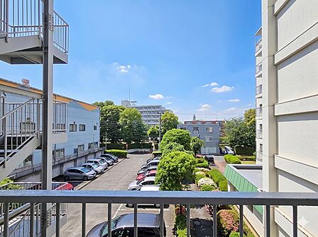 玄関を開けると広がる眺望が美しく、毎日が爽やかでリフレッシュできるひとときが楽しめます。遠くの景色まで見渡せるため、心安らぐ空間が広がり、日常生活に豊かさと彩りをもたらしてくれます。