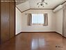 子供部屋：明るく開放的な居室は、ゆったりとした空間でリラックスできる場所です。（本写真は室内家具をCGで消去した加工画像です。現況とは異なります）
