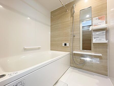 木目調パネルが癒やしを演出する新規交換ユニットバス。追焚・浴室乾燥機完備で快適なバスタイムを。
