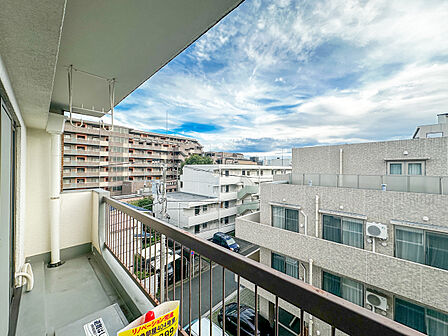 青空を仰ぐ心地よいロケーション!周辺は閑静な住宅街で落ち着いた住環境が広がります。