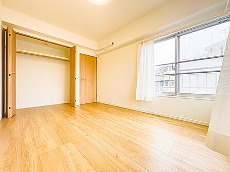約6帖の主寝室は、ベットを置いても余裕がありそうなスペースです。大きなクローゼットをご用意しております。2026/6/26撮影
