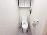 トイレ：清潔感あふれる最新式のトイレは、温水洗浄機能付きで快適。上部収納で空間もすっきり、家族みんなが気持ちよく使えます。