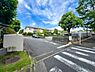 外観：現地（2025年6月）撮影。閑静な住宅街に立地するため、周囲の喧騒を感じることなく落ち着いて過ごせる住環境が魅力です。穏やかな空気が流れ、日常の疲れを癒すためのゆったりとした時間が過ごせる住まいです。