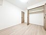 子供部屋：すべての洋室には収納が備え付けてあります。衣類や小物などを収納することで、住空間を有効活用できます。広さも十分ございますので、お客様の生活シーンに合わせてご活用ください。