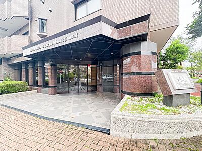 外観:流行に左右されず、将来にわたって価値が継続する「上質」な佇まい。おしゃれな雰囲気や自然の潤い、親しみやすさといった個性を、街に新たな価値をもたらし続けます。 外観:流行に左右されず、将来にわたって価値が継続する「上質」な佇まい。おしゃれな雰囲気や自然の潤い、親しみやすさといった個性を、街に新たな価値をもたらし続けます。