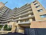 外観：新耐震基準に適合した安心のマンションです。地震への対応力がしっかりと備わっており、ご家族が末永く安心して快適に暮らし続けられる心強い住環境が整っています。