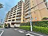外観：明るい色調とシンプルなデザインが印象的な建売住宅の外観。清潔感が漂い、季節の移り変わりとともに美しい表情を見せる家です。長く愛されるデザインで、住む人に安心感と快適さを与えてくれます。