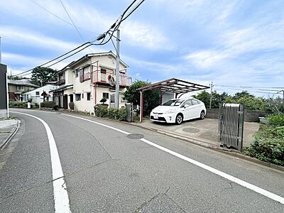外観:約217坪の広大な敷地を活かし、車種によっては6台駐車可能。ご家族の複数台所有はもちろん、来客時も安心のゆとりあるカースペースです。 外観:約217坪の広大な敷地を活かし、車種によっては6台駐車可能。ご家族の複数台所有はもちろん、来客時も安心のゆとりあるカースペースです。