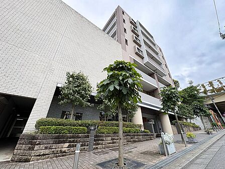 洗練されたタイル貼りのスタイリッシュな外観。美しく整えられた植栽が、毎日の帰宅を優しく迎えます。