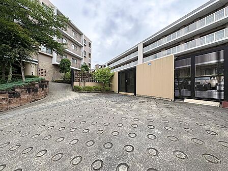 セキュリティに配慮された敷地内ゲート。ゆとりある車路が確保され、お車の出し入れも快適です。